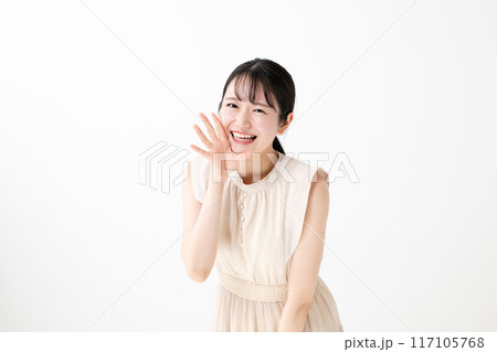 応援をする女性 応援をする女性 117105768