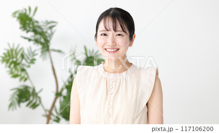笑顔の綺麗な女性 117106200