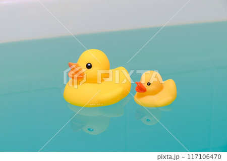 湯船に浮かぶ黄色いアヒルの玩具 湯船に浮かぶ黄色いアヒルの玩具 117106470