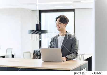 日本人男性のビジネスマン（同僚と会話） 117106856
