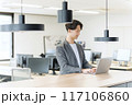 日本人男性のビジネスマン（PC操作） 117106860