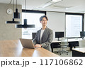 日本人男性のビジネスマン（同僚と会話） 117106862
