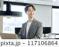 日本人男性のビジネスマン（同僚と会話） 117106864