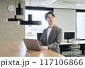 日本人男性のビジネスマン（同僚と会話） 117106866