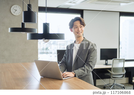 日本人男性のビジネスマン(同僚と会話) 日本人男性のビジネスマン(同僚と会話) 117106868