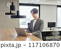 日本人男性のビジネスマン（PC操作） 117106870