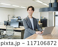 日本人男性のビジネスマン（目線あり） 117106872