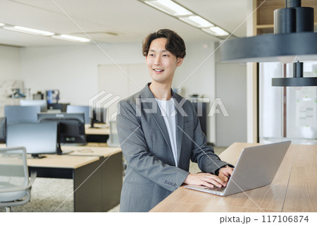 日本人男性のビジネスマン(同僚と会話) 日本人男性のビジネスマン(同僚と会話) 117106874