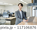 日本人男性のビジネスマン（同僚と会話） 117106876