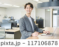 日本人男性のビジネスマン（同僚と会話） 117106878