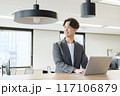 日本人男性のビジネスマン（同僚と会話） 117106879