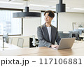 日本人男性のビジネスマン（同僚と会話） 117106881