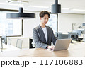 日本人男性のビジネスマン（PC操作） 117106883