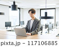 日本人男性のビジネスマン（PC操作） 117106885