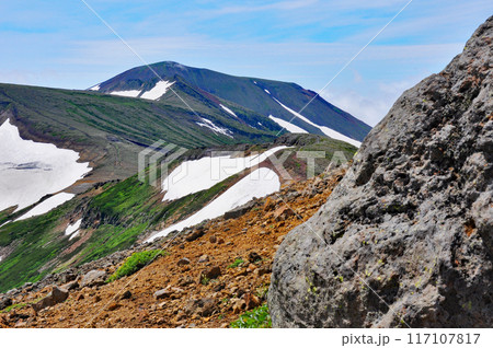 北海道　大雪山縦走　熊ケ岳を振り返る 117107817