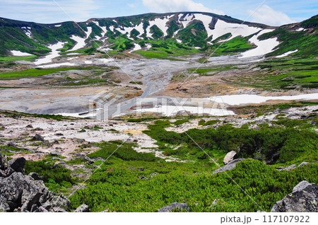 北海道 大雪山縦走 御鉢平展望台から見下ろす御鉢平 北海道 大雪山縦走 御鉢平展望台から見下ろす御鉢平 117107922
