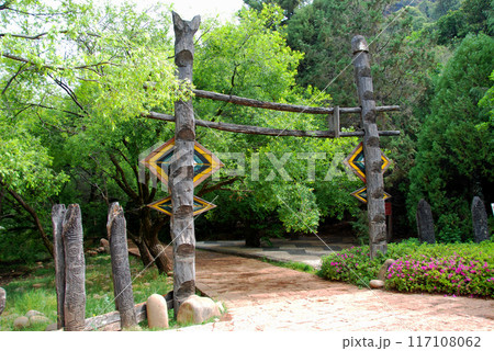 中国　雲南省　麗江　ナシ族の柱状の木造彫刻　トーテムポール 117108062