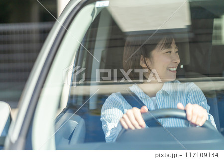 車の運転をする女性 運転中の女性 車の運転をする女性 運転中の女性 117109134