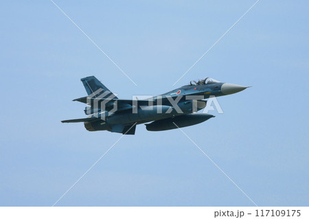 飛行する航空自衛隊F-2戦闘機 飛行する航空自衛隊F-2戦闘機 117109175