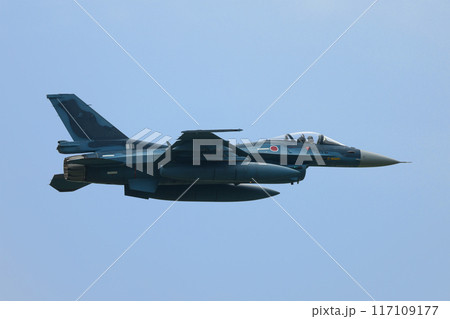 水平飛行する航空自衛隊F-2戦闘機 水平飛行する航空自衛隊F-2戦闘機 117109177