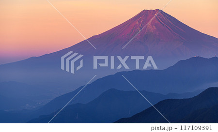 (山梨県)雁ヶ腹摺山から見る赤富士と山並み (山梨県)雁ヶ腹摺山から見る赤富士と山並み 117109391