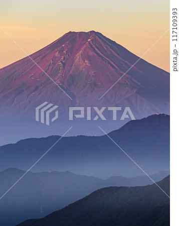 (山梨県)雁ヶ腹摺山から見る赤富士と山並み (山梨県)雁ヶ腹摺山から見る赤富士と山並み 117109393