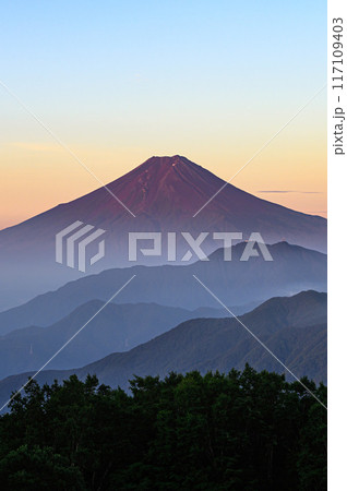 (山梨県)雁ヶ腹摺山から見る赤富士と山並み (山梨県)雁ヶ腹摺山から見る赤富士と山並み 117109403