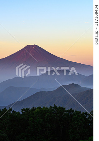 (山梨県)雁ヶ腹摺山から見る赤富士と山並み (山梨県)雁ヶ腹摺山から見る赤富士と山並み 117109404