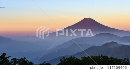 （山梨県）雁ヶ腹摺山から見る赤富士と山並み 117109406