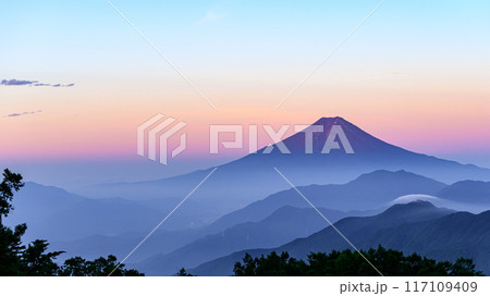 （山梨県）雁ヶ腹摺山から見る赤富士と山並み 117109409