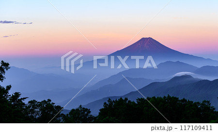 (山梨県)雁ヶ腹摺山から見る赤富士と山並み (山梨県)雁ヶ腹摺山から見る赤富士と山並み 117109411