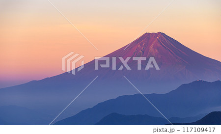 (山梨県)雁ヶ腹摺山から見る赤富士と山並み (山梨県)雁ヶ腹摺山から見る赤富士と山並み 117109417
