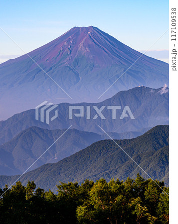 (山梨県)雁ヶ腹摺山から見る富士山と山並みの絶景 (山梨県)雁ヶ腹摺山から見る富士山と山並みの絶景 117109538