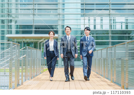 オフィスのエントランスを移動するビジネスパーソンの全身 117110393