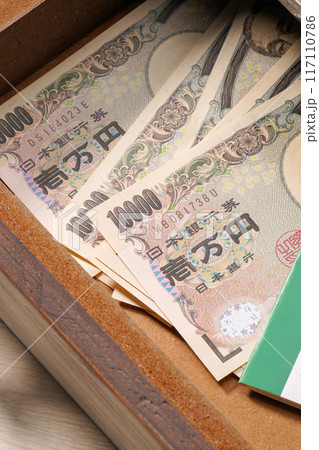 預金通帳と現金 預金通帳と現金 117110786