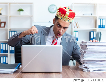 King businessman at his workplace 117111034