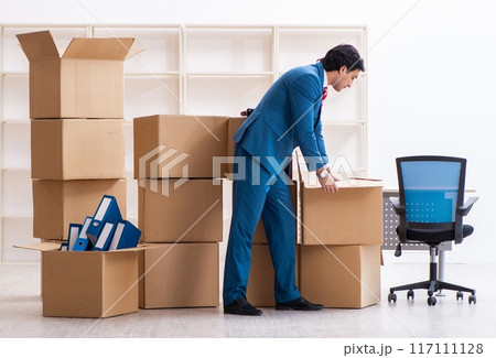 Young handsome businessman moving to new workplace 117111128