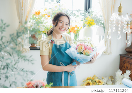 ブーケを作る女性　 117111294