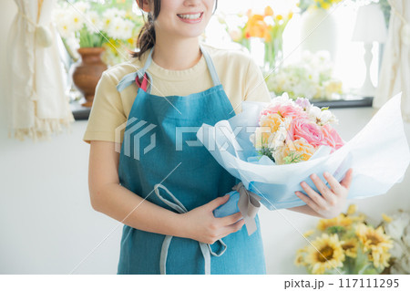 ブーケを作る女性　 117111295