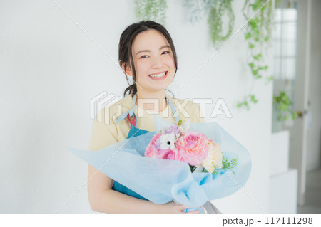 ブーケを作る女性　 117111298