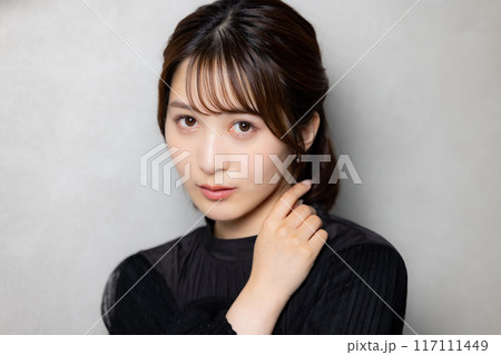 黒いブラウスの女性 117111449