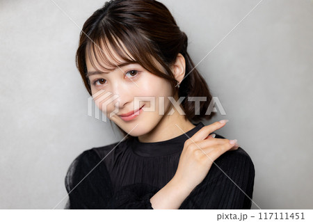 黒いブラウスの女性 117111451