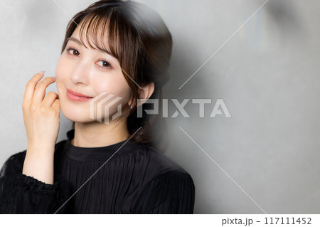 黒いブラウスの女性 黒いブラウスの女性 117111452