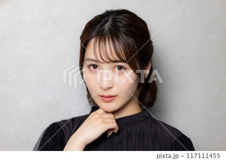 黒いブラウスの女性 117111455