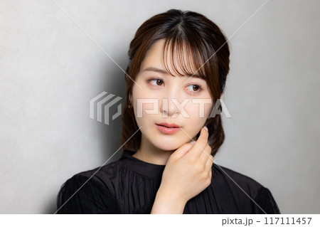黒いブラウスの女性 黒いブラウスの女性 117111457