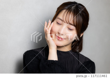 黒いブラウスの女性 黒いブラウスの女性 117111461