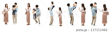 抱っこ幼児女の子ファミリー家族の全身人物切り抜き素材 117111468