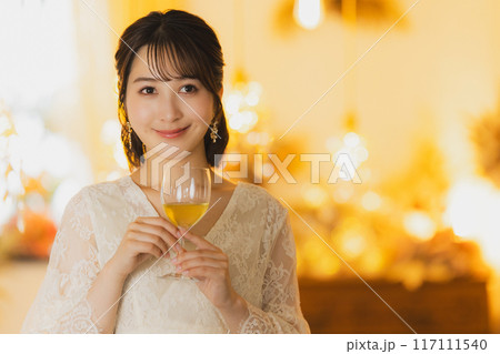 パーティドレスの女性 パーティドレスの女性 117111540