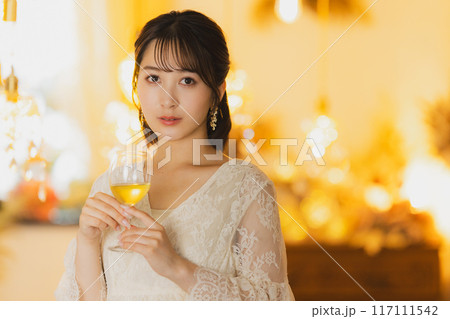 パーティドレスの女性 パーティドレスの女性 117111542