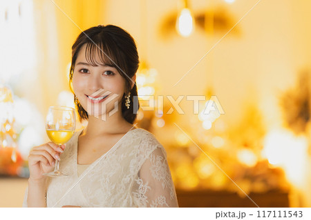 パーティドレスの女性 117111543